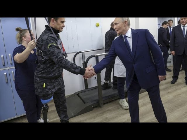 ⁣"Todo estará bien": Putin visita a los soldados heridos en un centro de rehabilitación