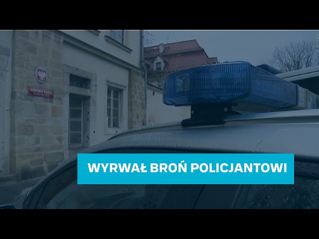 ⁣Dramatyczne sceny na komisariacie. Wyrwał broń policjantom i strzelił