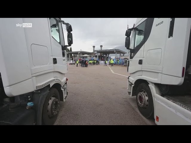 ⁣Stellantis, operai bloccano stabilimento di Cassino