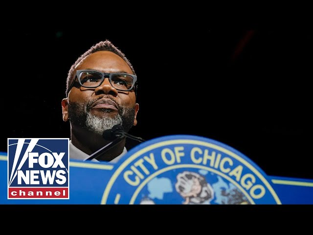 ⁣'America first!': Chicago residents confront far-left mayor at fiery city meeting