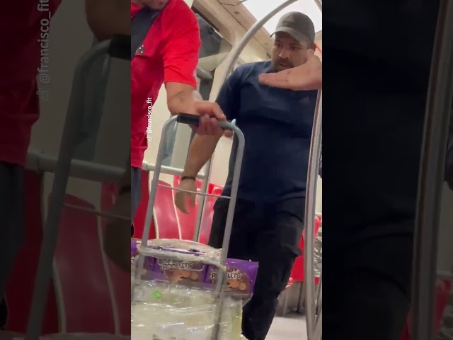 ⁣Graban discusión que terminó a golpes entre ambulante y pasajero en el Metro