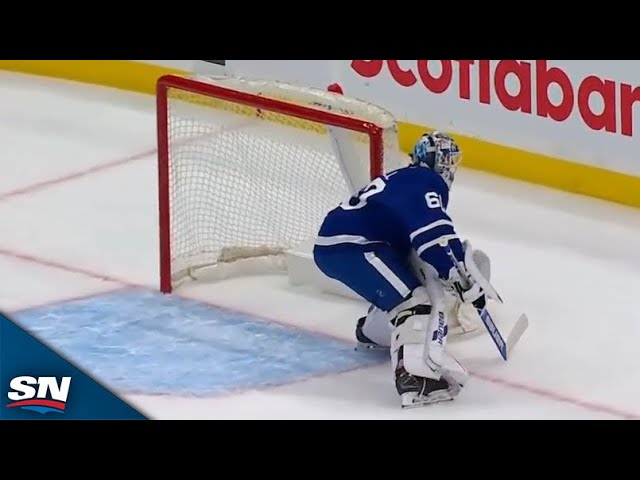 ⁣Bizzare Bounce Off Glass Costs Maple Leafs A Goal vs. Predators