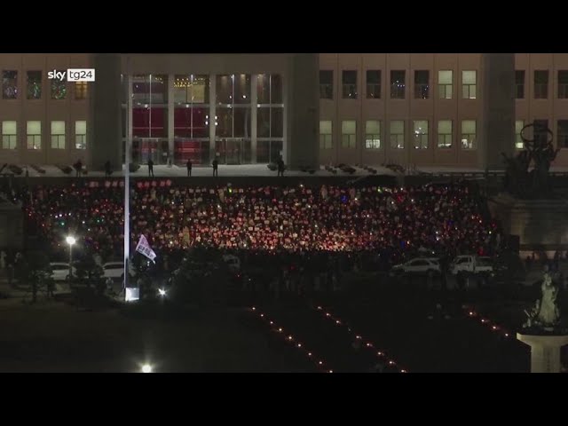 ⁣Corea del Sud, folla in protesta di fronte al Parlamento