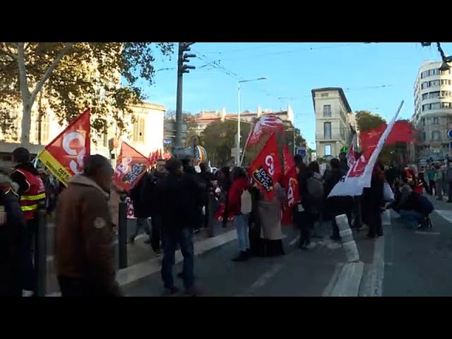 ⁣Französische Regierung bricht zusammen - Proteste gegen Haushaltsentwurf