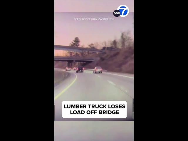 ⁣Truck spills lumber onto roadway