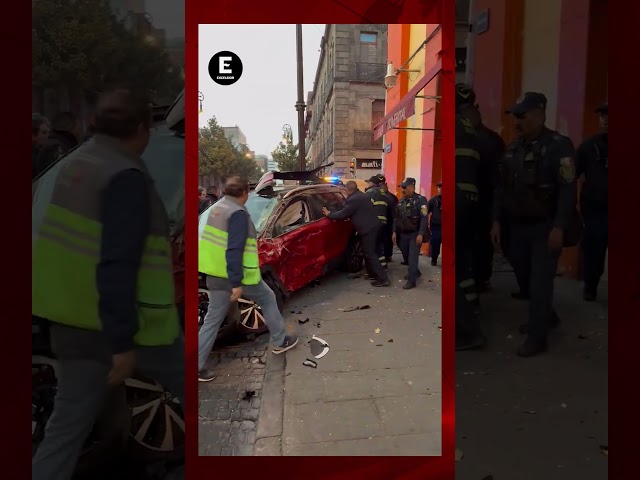 ⁣Patrulla provoca choque en el Centro Histórico de CDMX