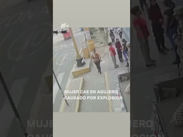 ⁣Mujer cae en agujero dejado por explosión - N+ #Shorts