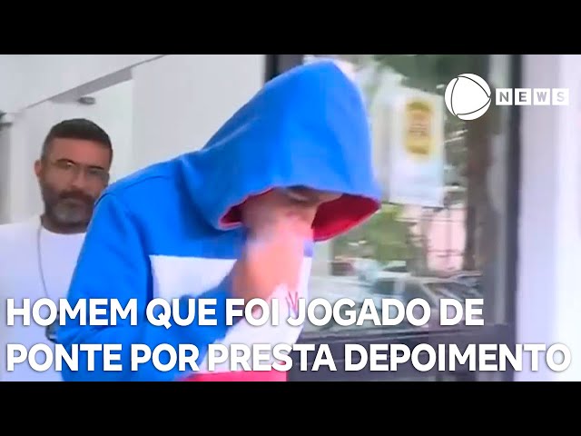 ⁣Homem que foi jogado de ponte por PM presta depoimento