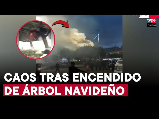 ⁣Juliaca: fuegos artificiales provocan incendio durante el encendido del árbol de Navidad