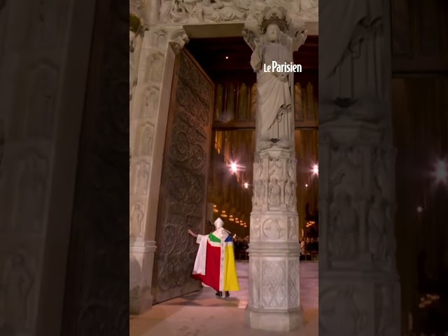 ⁣Les portes de Notre-Dame de Paris s'ouvrent pour la première fois depuis l'incendie