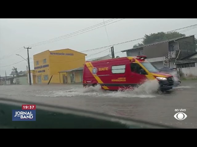 ⁣Chuvas intensas deixam Curitiba e metade sul do Paraná em alerta vermelho