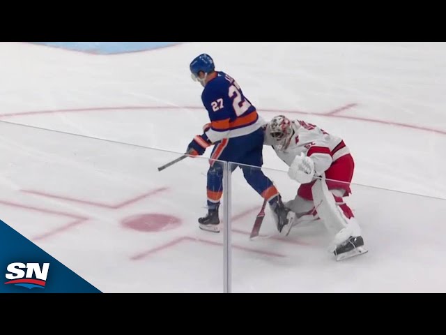 ⁣Islanders' Anders Lee, Hurricanes' Pyotr Kochetkov Collide On Race To The Puck