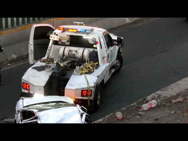 ⁣Hombre Muere al Caer su Auto de Lateral a Carriles Centrales en Periférico Norte, Edomex