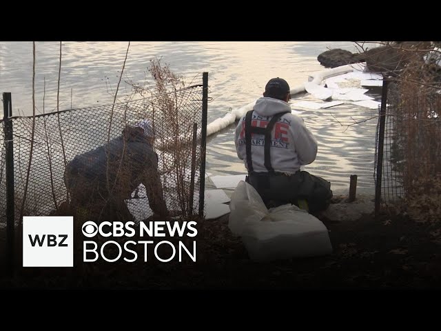 ⁣Crews work to contain oil spill from Boston's Muddy River