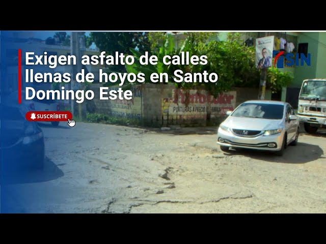 ⁣Exigen asfalto de calles llenas de hoyos en Santo Domingo Este