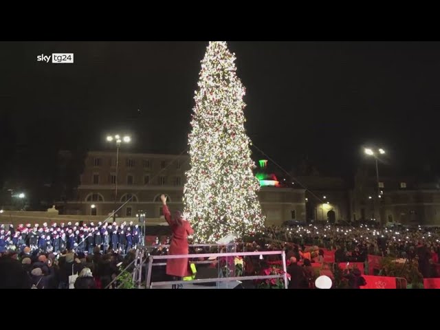 ⁣Roma accende l'albero di Natale a piazza del Popolo