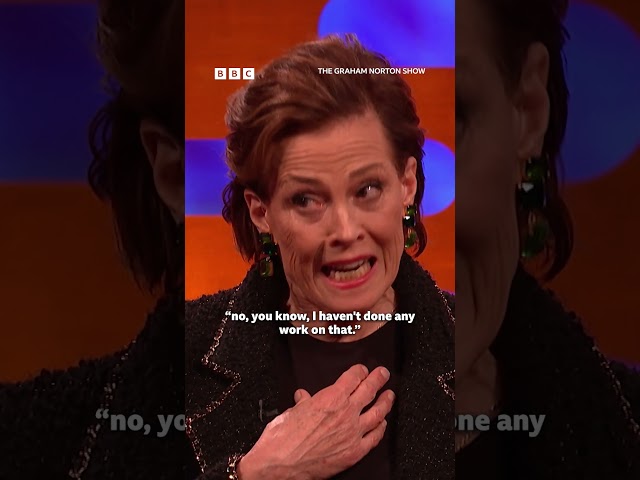 ⁣Sigourney Weaver once got VERY close to a hedgehog during an unusual performance on stage 