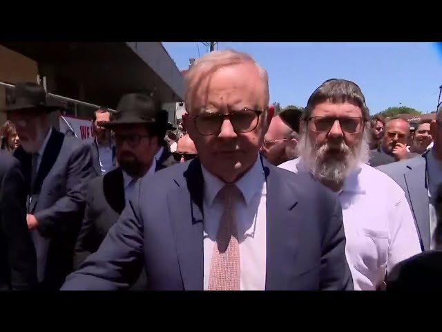 ⁣Anthony Albanese visits Melbourne synagogue four days after firebombing