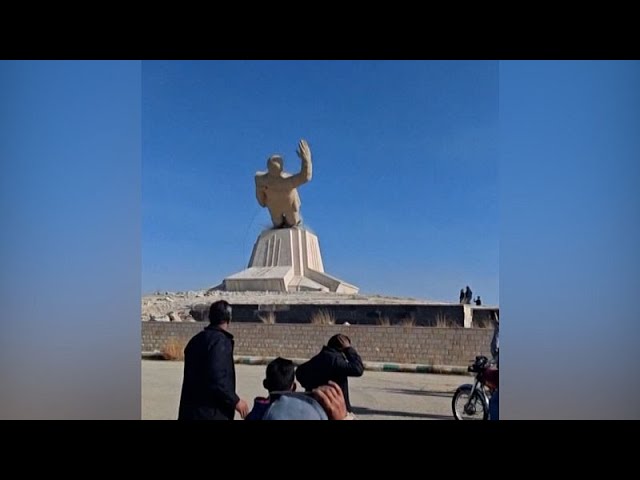 ⁣No Comment : une statue à l'effigie d'Hafez al-Assad déboulonnée