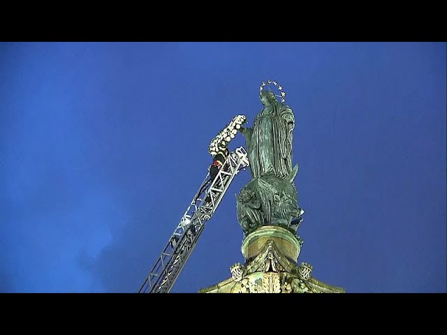 ⁣No Comment : à douze mètres de haut, les pompiers célèbrent Marie à Rome