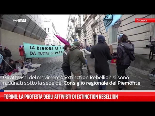 ⁣Torino, la protesta degli attivisti di Extinction Rebellion