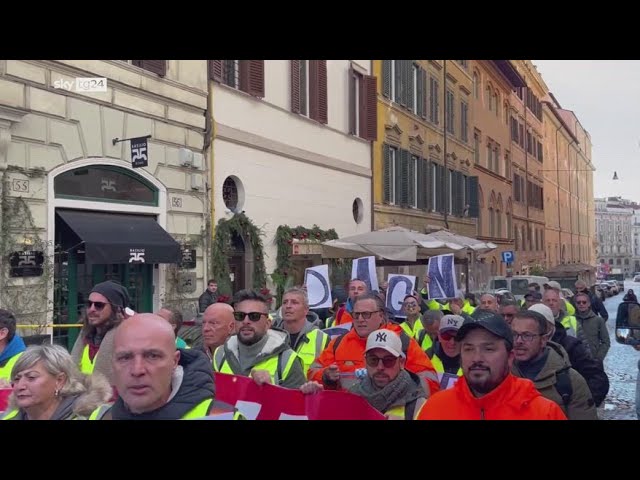 ⁣Stellantis, operai in protesta sotto il Ministero