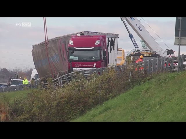 ⁣Autostrada A1, tir investe operaio al lavoro