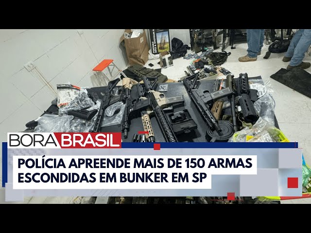 ⁣Polícia descobre arsenal de armas atrás de parede falsa em SP | Bora Brasil