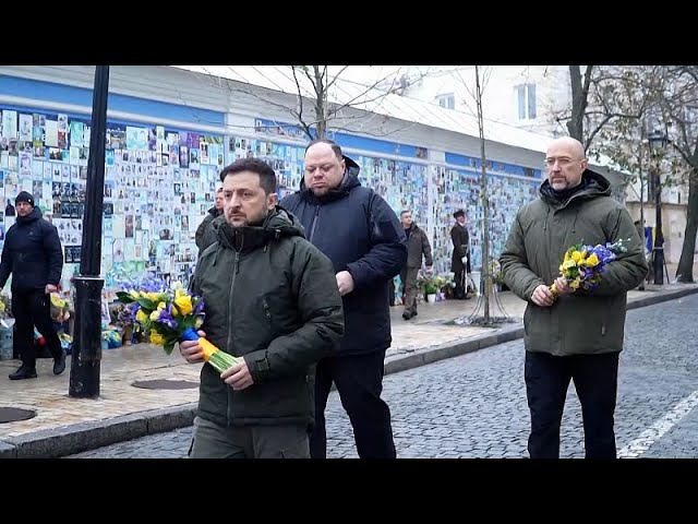 ⁣No Comment. Zelensky honore la mémoire des soldats disparus