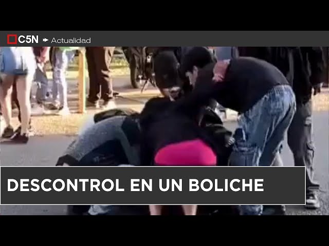 ⁣BRUTAL PELEA frente a un BOLICHE en ALLEN: PIÑAS, BOTELLAZOS y HERIDOS