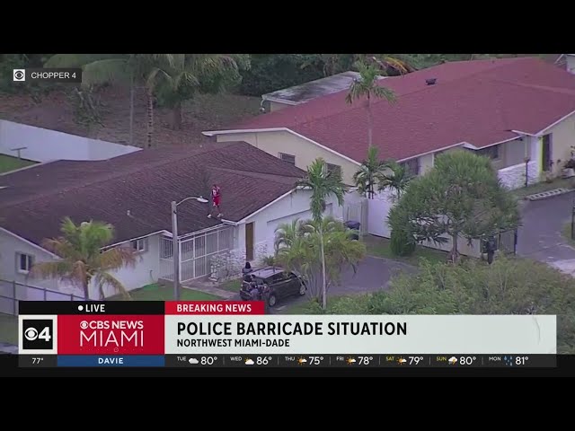 ⁣Police try to get  man to come down from Miami roof