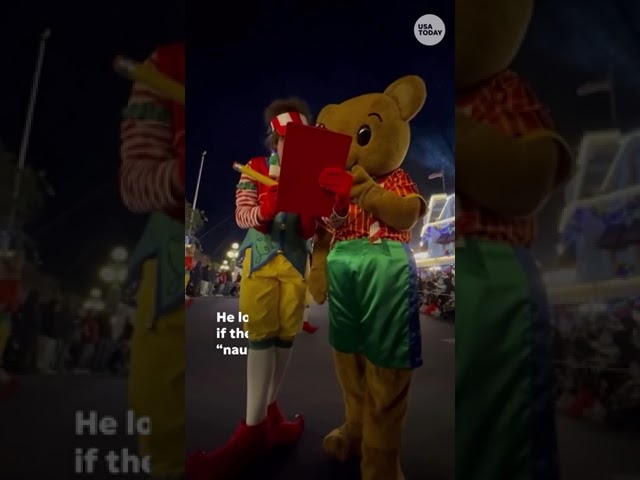 ⁣Disney Christmas parade elf goes viral for silly antics #Shorts