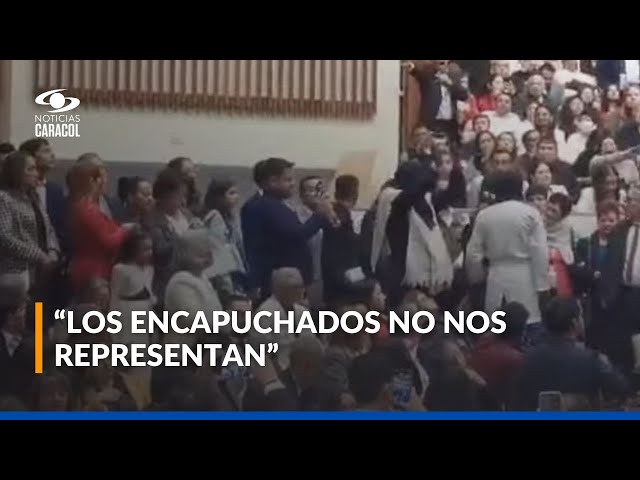 ⁣Con gritos y abucheos expulsaron a encapuchados de la Universidad Nacional