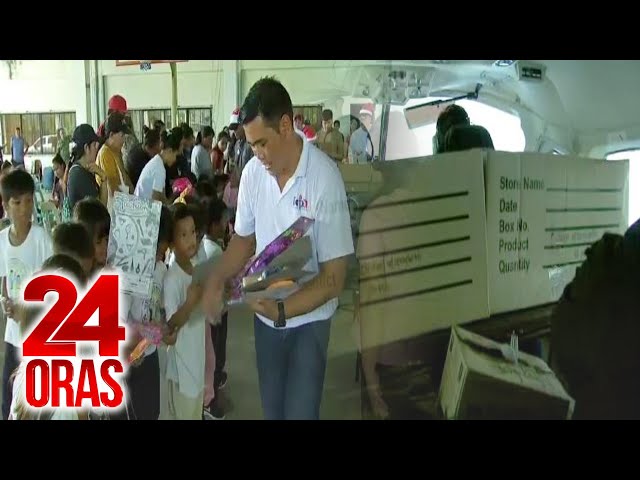 ⁣Mga pagkain, school supplies at Noche Buena package, inihatid ng BFAR sa Pag-asa Island | 24 Oras