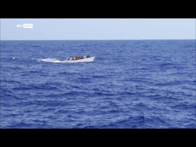 ⁣Migranti, ong Compass salva una bambina in mezzo al mare