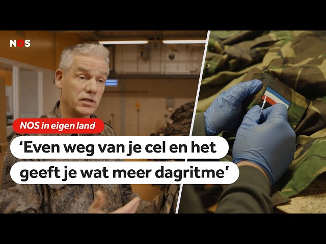 ⁣Gevangenen maken legerpakken klaar voor Oekraïne