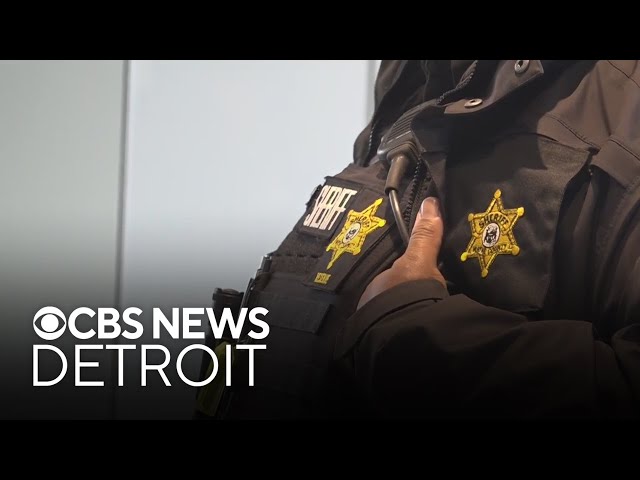 ⁣Wayne County deputies surprise drivers with gift cards in Detroit