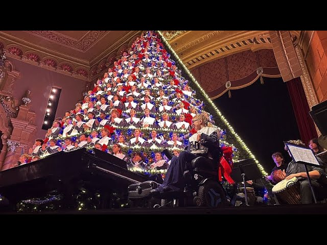 ⁣NO COMMENT: Un coro escolar de Michigan estrena un "árbol de Navidad cantante" de 20 metro