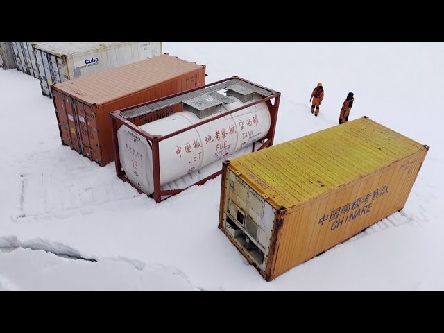 ⁣China's Antarctic expedition team unloads supplies for research base