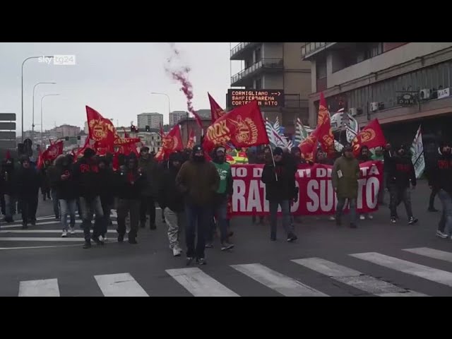 ⁣Genova, corteo di metalmeccanici blocca la città