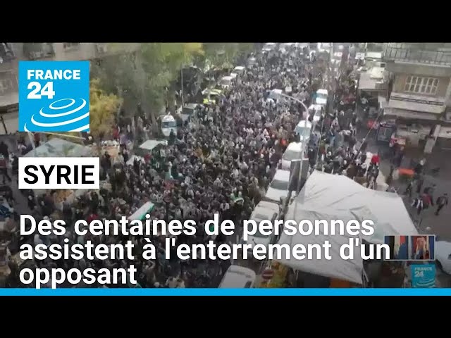 ⁣Syrie : des centaines de personnes assistent à l'enterrement d'un opposant au régime d