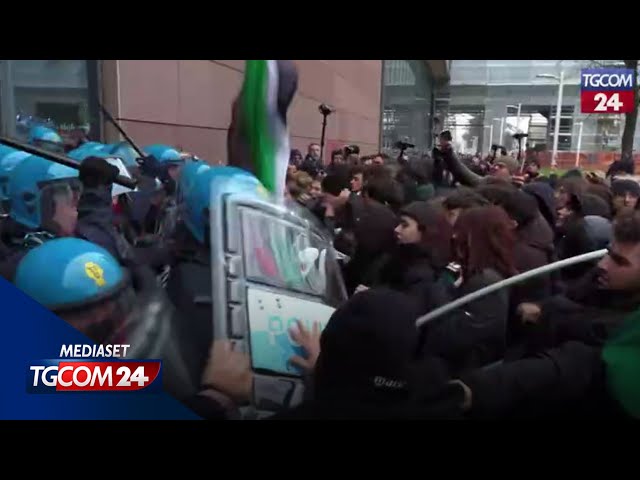 ⁣Corteo a Torino, scontri tra studenti e polizia davanti al Politecnico