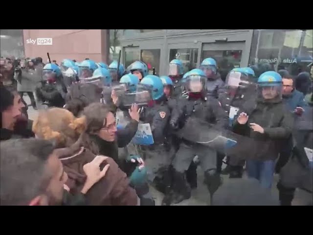 ⁣Sciopero, scontri a Torino tra studenti e polizia