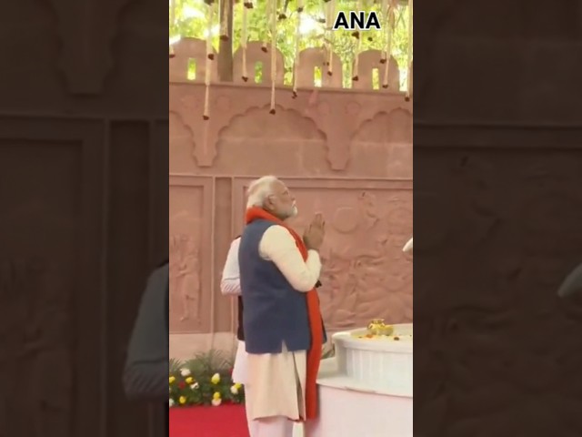 ⁣PM Modi ने उत्तर प्रदेश के प्रयागराज में सरस्वती कूप में पूजा की।#UttarPradesh |