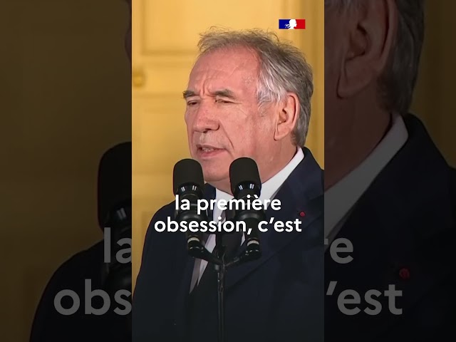 ⁣ Cérémonie de passation de pouvoir entre Michel Barnier et François Bayrou