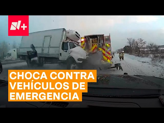 ⁣Camión choca contra vehículos de emergencia - N+