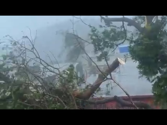 ⁣Mayotte : les maisons sont complètement détruites, la situation est très compliquée , cyclone Chido