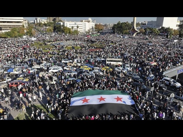 ⁣Los sirios celebran sus primeros rezos del viernes desde la caída de Al Assad