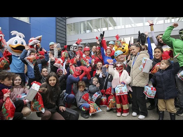 ⁣Superhéroes entregan regalos de Navidad a los niños enfermos de cáncer de Kosovo