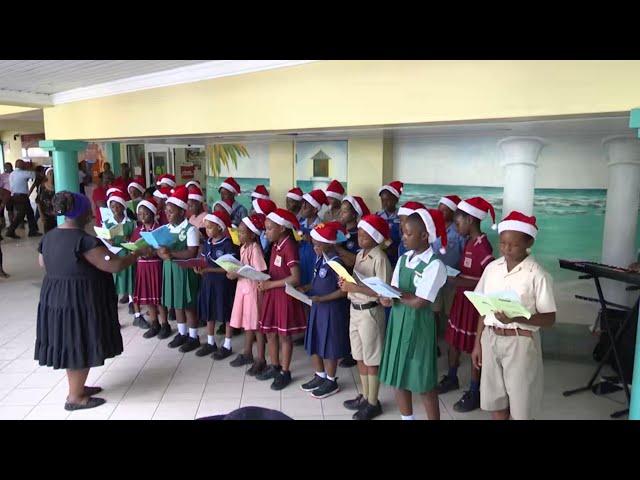 ⁣Students spread Christmas cheer